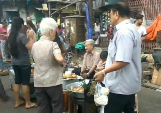 实拍中国人在印度卖包子，生意好到“爆”，他们吃完不饱还打包