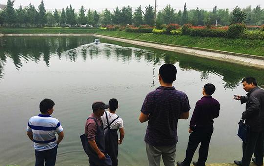 我公司北斗自主导航投饵船在泰州市秋雪湖虾塘养殖基地开展试点项目