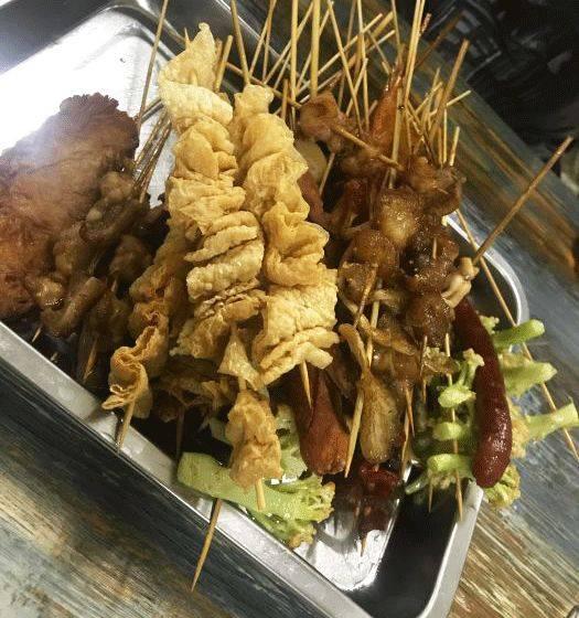 开了28年的桥下耗油串,烈火烹油炸出来的味道一直没变,很多人从童年吃