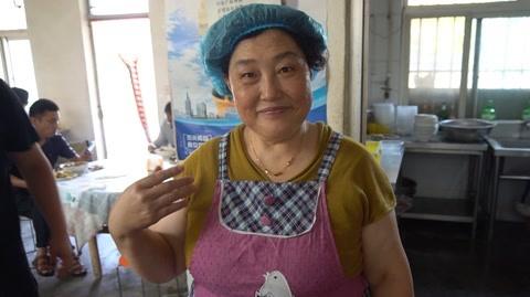 山东大姨农村家里卖小吃，地方偏僻生意好，不预定都吃不上