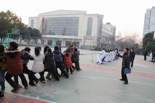 释放压力赛出活力——宿城第一初级中学举行拔河比赛