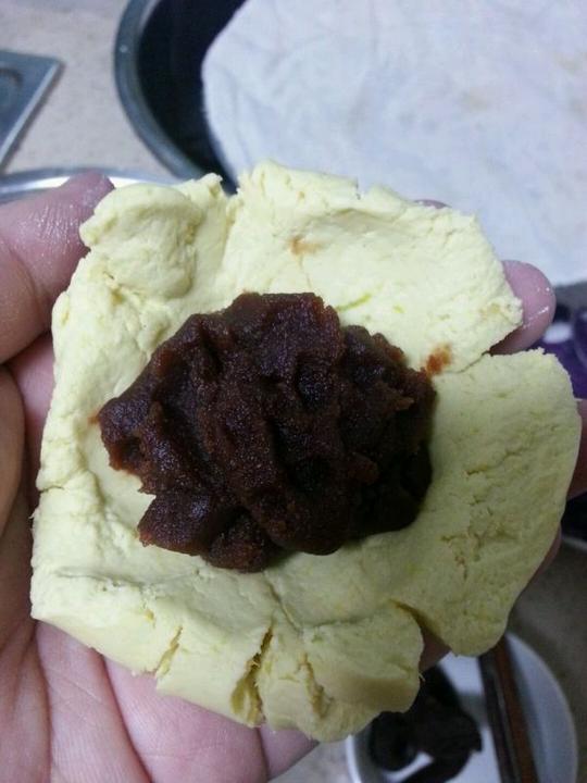 包入豆沙馅，这个豆沙馅是买的。
