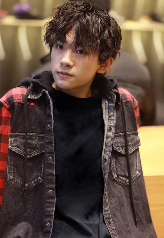 易烊千玺的发型合集提名:『顺毛,脏辫&lt;/strong&gt;,方便面头,发带,中长发,圆寸