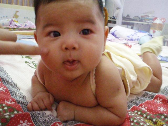 一个多月的婴儿吐舌头是怎么回事