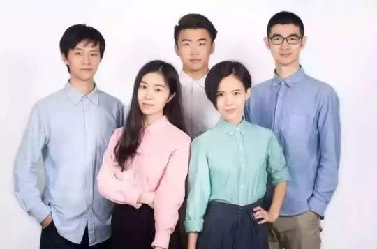 socialdogs创业团队后排右一为朱经纬