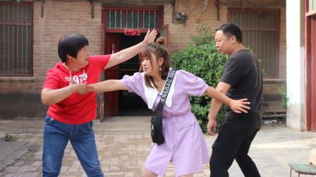 儿子骗母亲要创业拿钱去打牌，妹妹没钱上大学跑去搬砖，结局解气