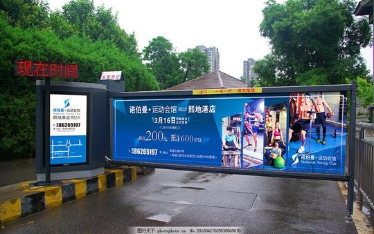 小区道闸小区入口停车场户外媒体户外广告摄影生活素材