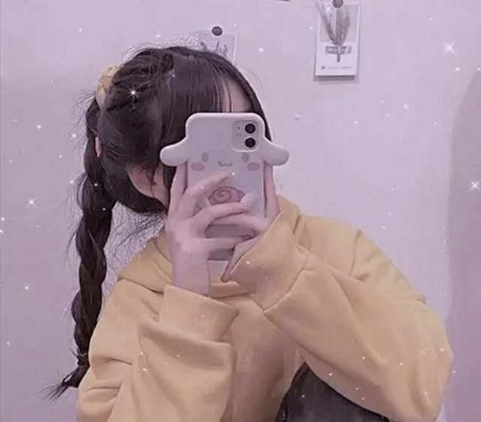 手机遮住脸的温柔真人女头像，点赞关注，抱走