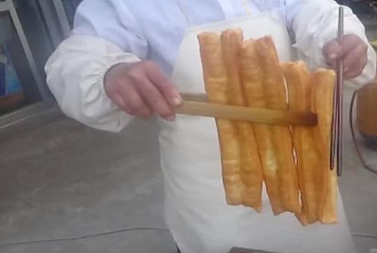 大叔街头卖油条,生意惨淡没人买,孙子的话却让油条一抢而空