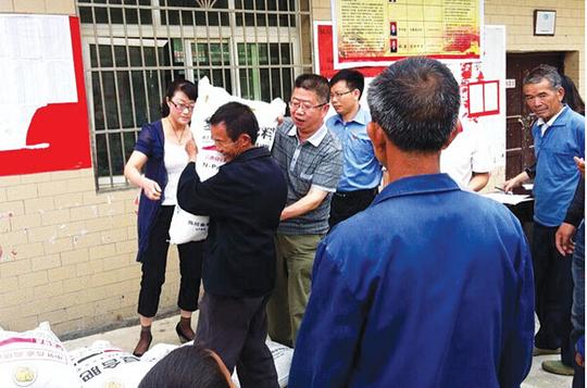 3年前返乡创业的钟光勇,做起了加工雕刻的生意,每年收入20万元