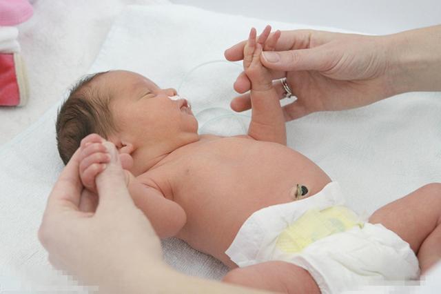 新生宝宝应该是多抱还是多躺