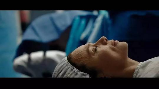 在这部电影中,患者经历过麻醉觉醒后,性格发生巨变,成了一个精神病