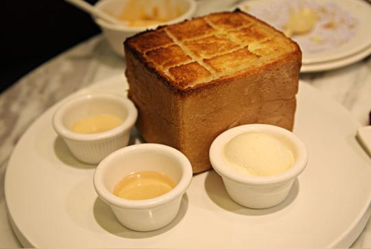 红奶茶酥面包欧式面包俯视图