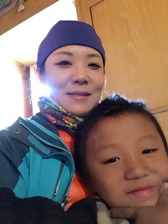 看我的脸肿胀的模样就搞笑,藏民小孩让我用美颜相机拍照,我也是醉了!
