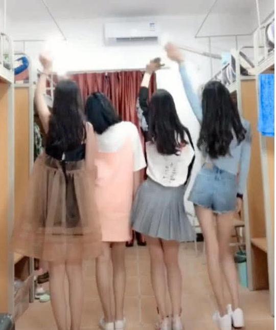 女大学生寝室蹦迪自带闪光灯搞笑网友自发看背影选女友