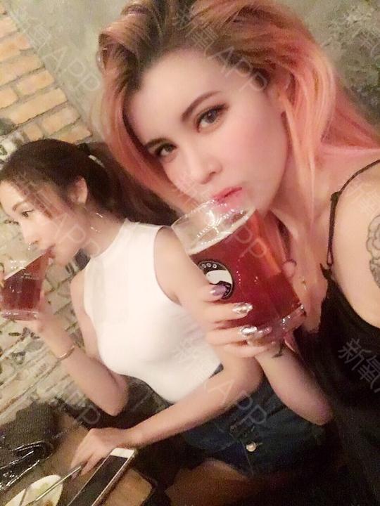 当天没和闺蜜拍照片,这是前一天喝酒的照片,我闺蜜很爱美哦!