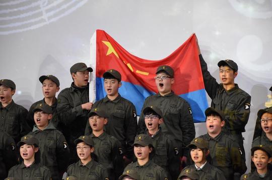 702班选择的红歌是《中国,中国鲜红的太阳永不落》,他们演唱时的激情