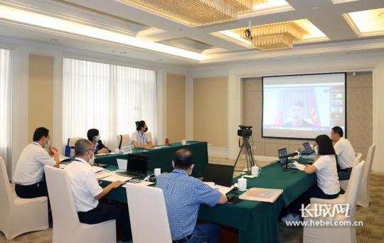 参赛选手线上路演，专家评委当场打分。