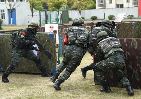 武警公安正在进行房间突入战术射击演练.