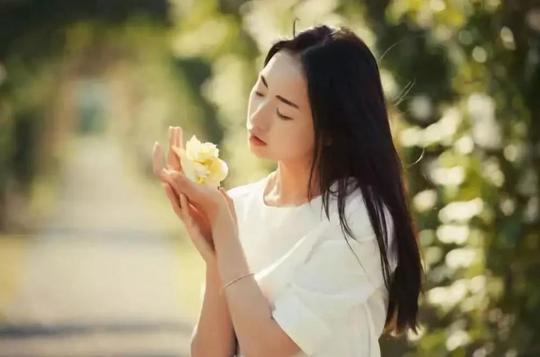 爱情中,聪明的女人越喜欢做这3件事,越容易得到幸福
