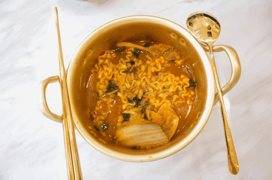 火爆抖音,快手的"泡面食堂"终于来了!全球100多种泡面让你吃个够.