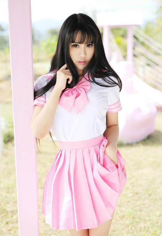 粉色制服校园美女唯美害羞户外写真