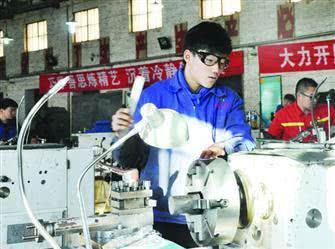 盘锦市加大实用技能培训力度促进就业图为北方工业学校实训车间