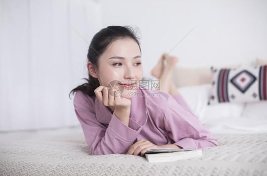 女主人在家里休息看书图片素材_免费下载_jpg