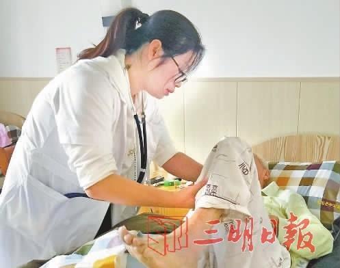医生在为老年公寓里的入住老人做康复治疗.
