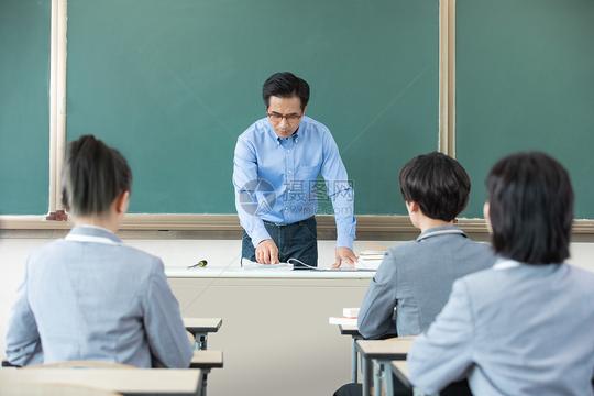 高中生课堂上认真听老师讲课图片下载