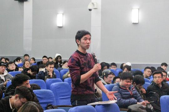 同学针对创新创业项目向丁院长进行提问(郭泊含)