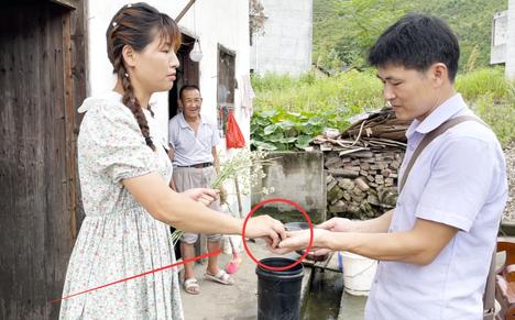 小伙做偏门生意，不费吹灰之力，成功收走姑娘6样老物件