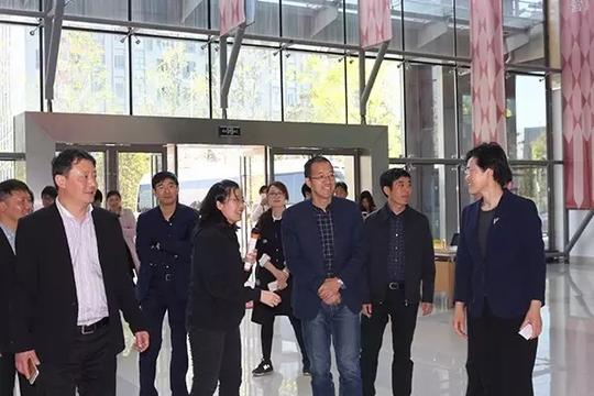 新东方俞敏洪老师和扬州市副市长张长金参观考察北京大学创业训练营