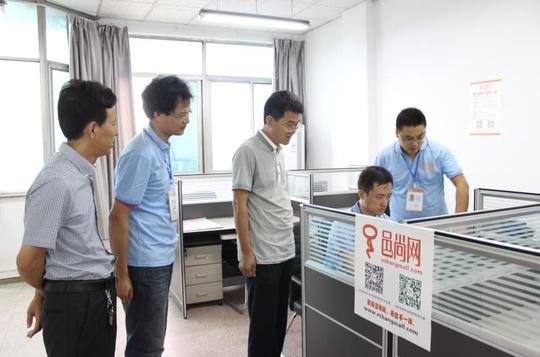 副县长张宣朝检查我县电子商务创业孵化中心投入使用情况