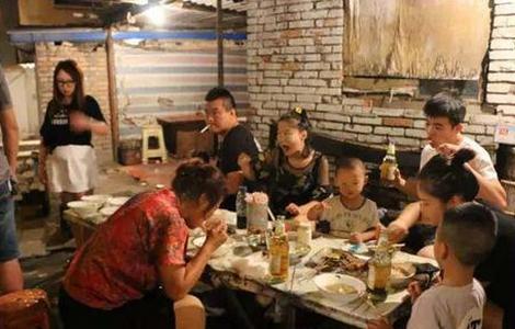 太原老汉深夜卖方便面生意十分火爆!他有什么诀窍呢?