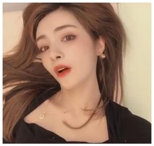 麦迪娜躺沙发上录视频，却被姜潮吐槽“衣衫不整”，老公管得真严