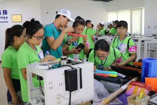 2017年青少年高校科学营东北大学分营营员们来到东北大学创新创业基地