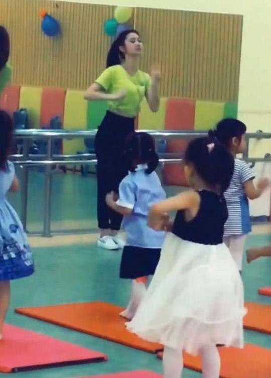 抖音“最美女幼师”走红，妖娆的舞姿让无数的网友尖叫:老师你好