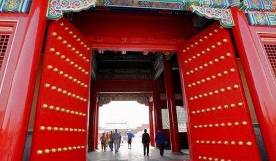 去故宫参观游览，宫殿大门门钉数量有何讲究?看完涨知识