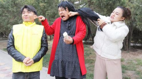 短剧:阿宝开发送纸app赚钱，不料遇到女顾客在厕所下单，太逗了