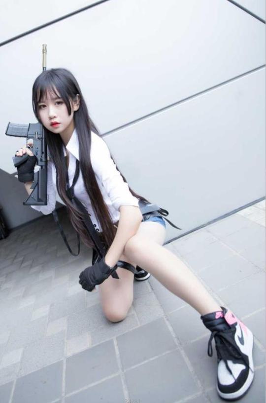和平精英：傻白甜小姐姐cos女角色，肤白长腿萝莉相实在太可爱！