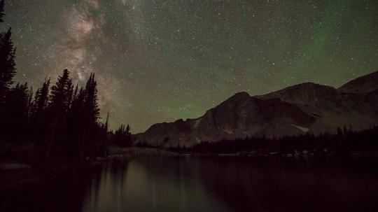 视频素材实拍视频延时摄影夜晚流星雨与银河系星云来自视频原始