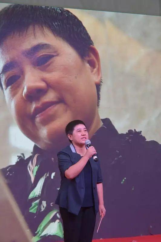 许小兰通过传承荆楚民间手工技艺,利用"公司+学校+居家创业"的模