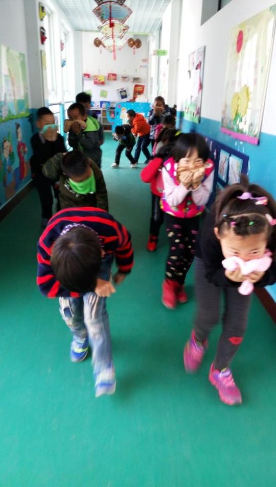 防火,自救逃生演习——马蹄沟镇中心幼儿园消防演练活动