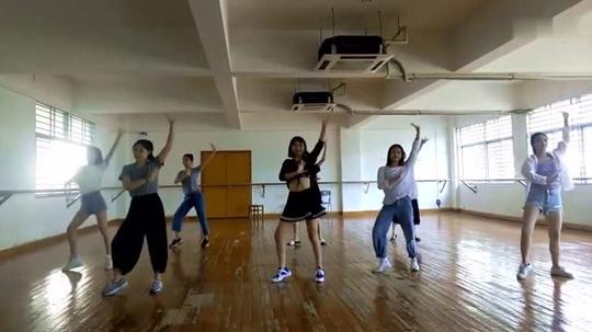 抖音串烧舞蹈排练《拍灰舞、学猫叫、嘟啦、哇卡哇卡》，你喜欢哪一个