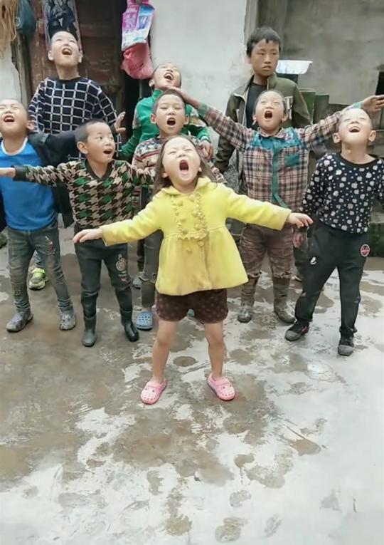 为赚钱，抖音小伙专拍孩子，玩恶搞，影响教育孩子引争议