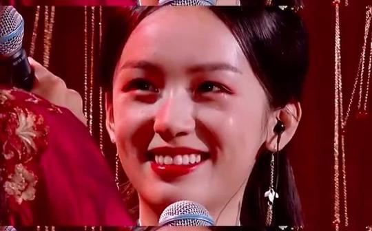 周也哭了，终于圆满了，当时因为阿湘哭si，梦回阿湘成亲那日