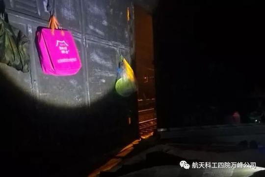 俩人心里都有本帐为了防止意外门一晚上还得留条缝时不时瞄上几眼