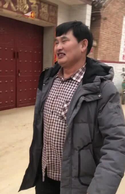 农村大妈为挣钱直播朱之文,跌倒在地依旧紧攥手机,引来全网热议