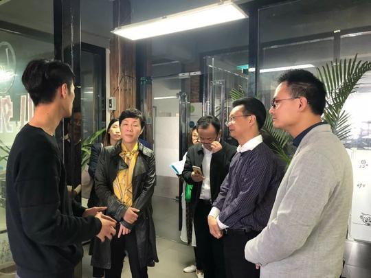 总经理徐剑向调研组领导介绍创业历程,从线上新媒体传播融合线下的